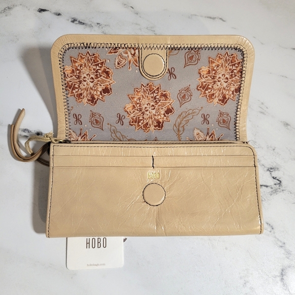 HOBO NWT Rare Leather Wallet Color Parchment with Wanderlust Lining - Picture 3 of 8